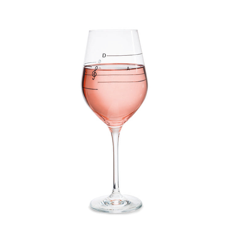 Weinglas mit Tonleiter-Design und Roséwein, das beim Berühren am Rand Töne erzeugt.