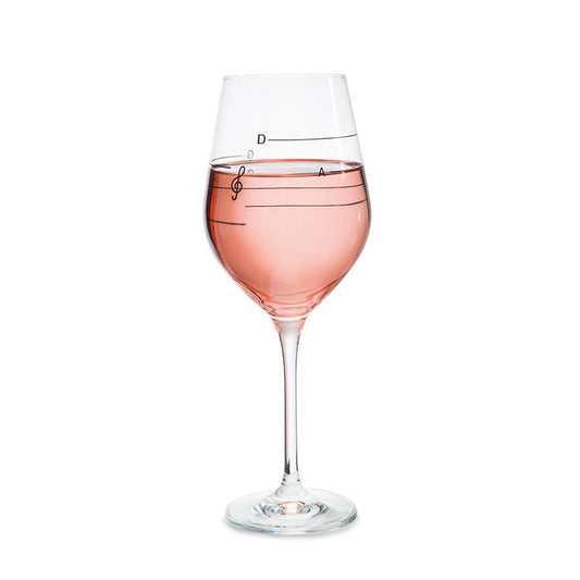 Weinglas mit Tonleiter-Design und Roséwein, das beim Berühren am Rand Töne erzeugt.