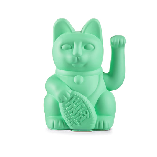 Mintgrüne Winkekatze „Lucky Cat“ von Donkey in der Größe Regular vor weißem Hintergrund.