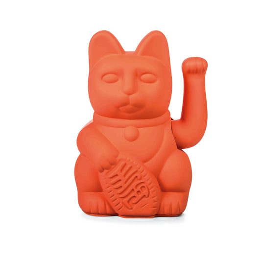 Neonorange Winkekatze „Lucky Cat“ von Donkey in der Größe Regular vor weißem Hintergrund.