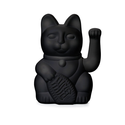 Matte schwarze Winkekatze „Lucky Cat“ von Donkey in der Größe Regular vor weißem Hintergrund.